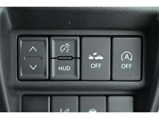 ■HUD（ON・OFF/上下/明るさ調整）、■デュアルセンサーブレーキサポートOFF、■アイドリングストップシステムOFF　各スイッチ 装備