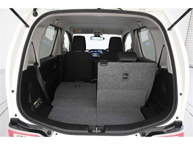 後席シートバックを片側のみ倒した状態。　丈の長い荷物を積むことができます。バックドア側からもワンタッチでリヤシートを倒すことができます。