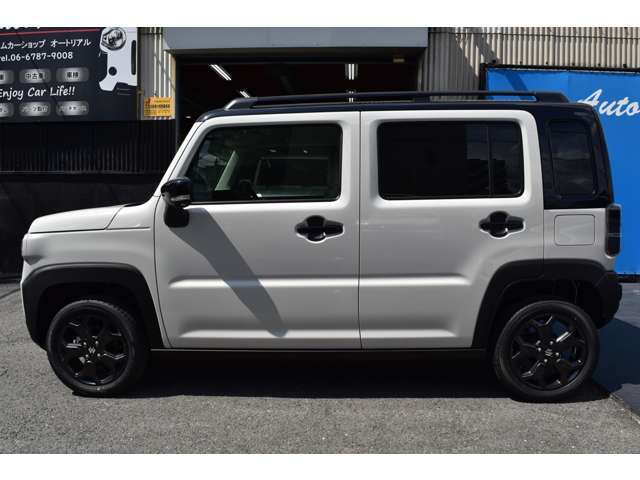 現状はノーマル車高ですが、リフトアップなどももちろん追加カスタム可能です！ホイールやタイヤも交換可能ですので、ぜひぜひお気軽にご相談＆お問い合わせくださいね！