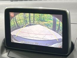 【バックカメラ】駐車時に後方がリアルタイム映像で確認できます。大型商業施設や立体駐車場での駐車時や、夜間のバック時に大活躍！運転スキルに関わらず、今や必須となった装備のひとつです！