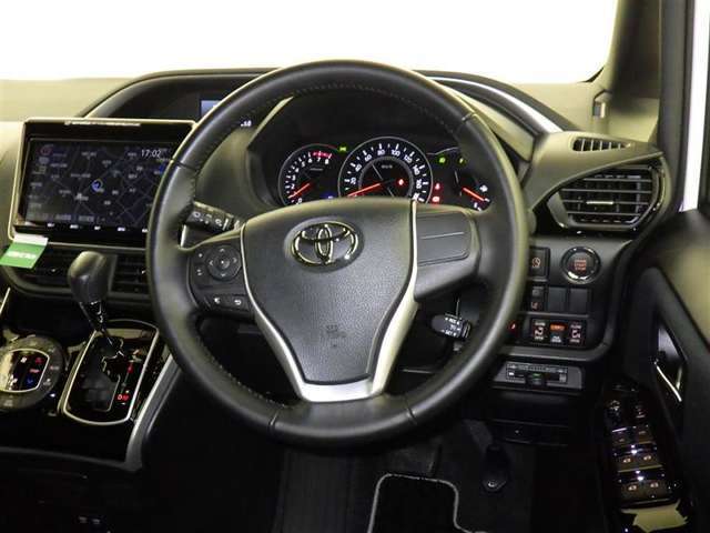 運転の際、常に目にする部分だけにシックで飽きのこないデザインが良いですね。