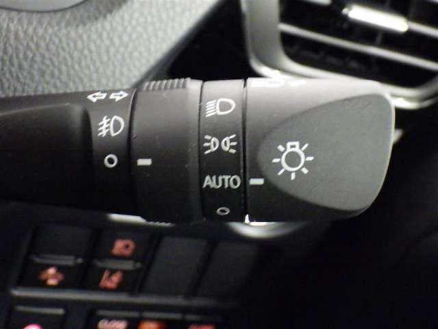 【オートライト】車外の明るさに応じて、自動的にライトの点灯・消灯をしてくれます。