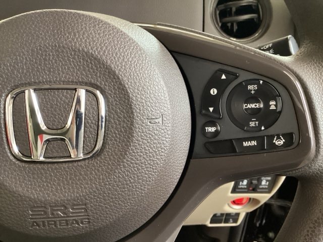 ハンドルにはクルーズコントロールスイッチのほかにHondaセンシング系のスイッチもあり、ハンドルから手を離さず安全に操作できます。