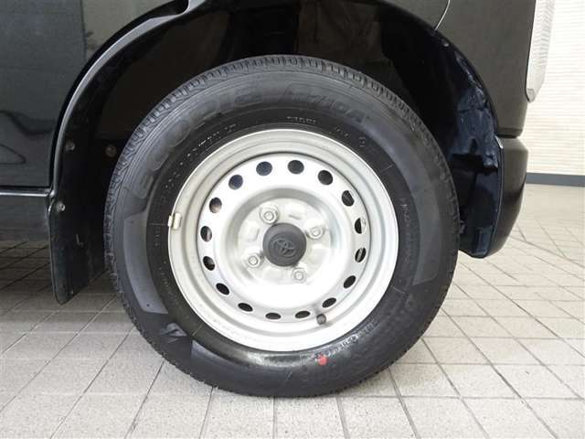 山道のコーナリングや荒れた路面でも、安定した乗り心地を実現するサスペンションです。スピードの出しすぎには注意！