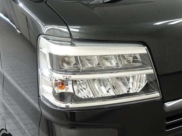 LEDヘッドライトです。デザイン性がよくとても明るいので、夜間の走行や悪天候でも安心です。しかも長寿命！