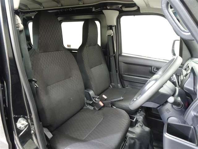 高いホールド性で運転姿勢が安定します。長距離ドライブでも疲れにくいのが魅力です。快適なドライビングライフをお送りください♪