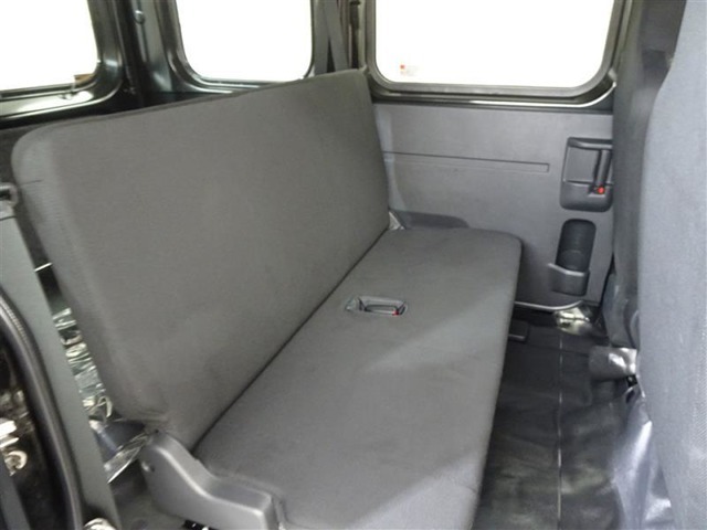 ゆとりある広々とした車内空間は、ドライブを始め買い物やレジャーなど、幅広く活躍します。一人でもみんなとでもお出かけを楽しみましょう！