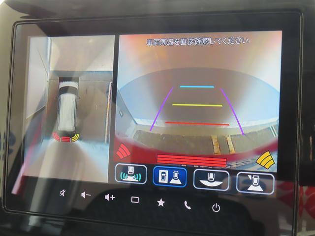 【全方位型モニター】クルマを上空から見下ろしているかのように、直感的に周囲の状況を把握できる全方位型モニター。狭い場所での駐車でも周囲が映像で確認できます。