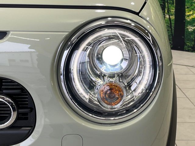 【LEDヘッドライト】悪天候や夜間走行時も良好な視界を確保し安心して運転できる高輝度LEDヘッドライトを装備！点灯速度が早く、消費電力も抑えられています。