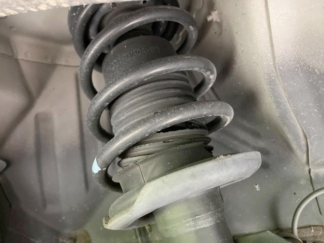 お車を安心してお乗りいただく為には、足回りの定期点検が欠かせません。サービスサポート（有償保証）では無料点検もご提供しており、安心のカーライフをお過ごしいただけるサポート体制が整っています。