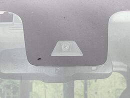 【三菱e-Assist】走行中に前方の車両等を認識し、衝突しそうな時は警報とブレーキで衝突回避と被害軽減をアシスト。より安全にドライブをお楽しみいただけます。