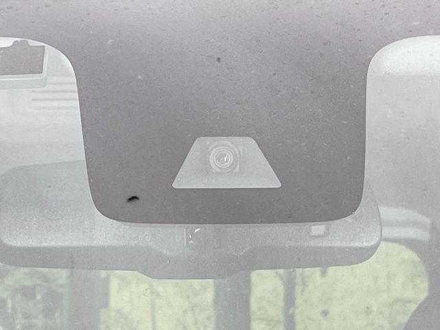 【三菱e-Assist】走行中に前方の車両等を認識し、衝突しそうな時は警報とブレーキで衝突回避と被害軽減をアシスト。より安全にドライブをお楽しみいただけます。