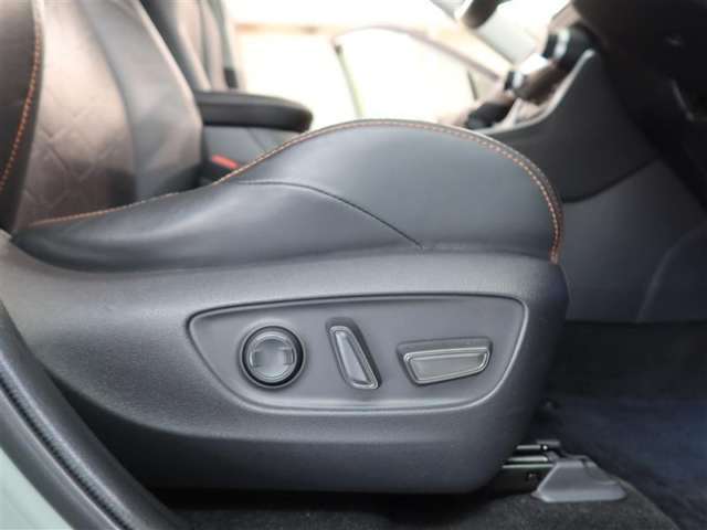 パワーシート搭載。微妙な調整が手軽にでき、ピッタリなポジションで運転することが可能です。