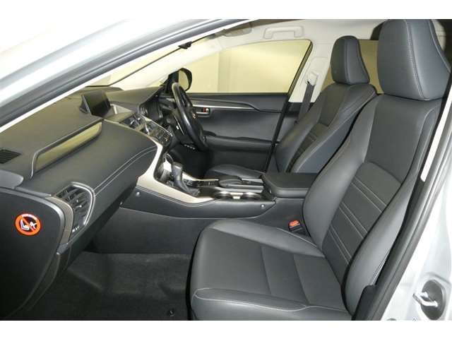 高いホールド性で運転姿勢が安定します。長距離ドライブでも疲れにくいのが魅力です。快適なドライビングライフをお送りください♪