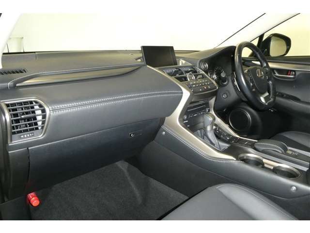 インパネ周りは、すぐ手の届く位置に操作ボタンが配置されており、ドライバーの使い勝手が考慮されています♪