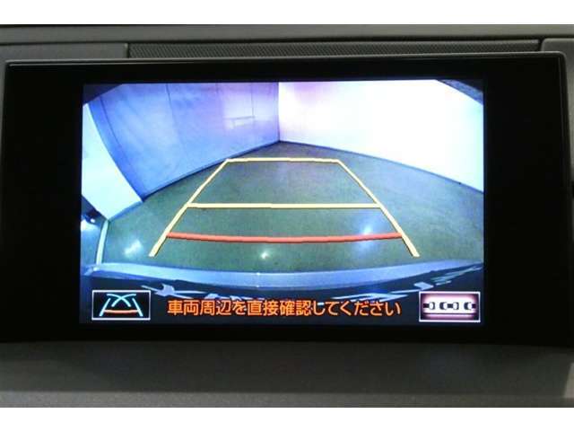 バックカメラが付いているので後方確認が非常にしやすいです。今や運転初心者も熟練者も必須装備！ついていて損はないですね♪
