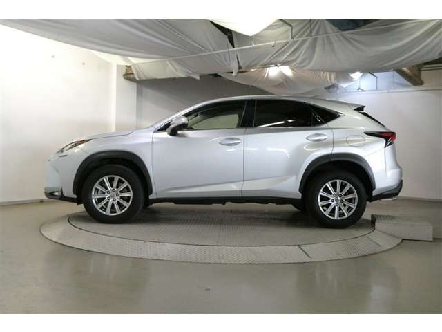 【外装を一周】→【内装シート】→【ナビ等電装品関係】→【安全機能等操作スイッチ】と画像でご紹介させていただきます。