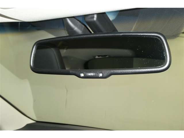 【自動防眩ミラー】夜間走行時、後続車のヘッドライトの反射を自動的に弱くします。 パワーモードONモード、オートミラースイッチONのときに作動。 スイッチ押すごとにON、OFFが切り換わります。