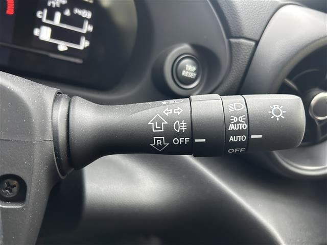 【オートライトシステム】車外の環境に合わせてライトを点灯します。トンネル入り口では瞬時に点灯するなど、点灯、消灯を車外の明るさに応じて行います。