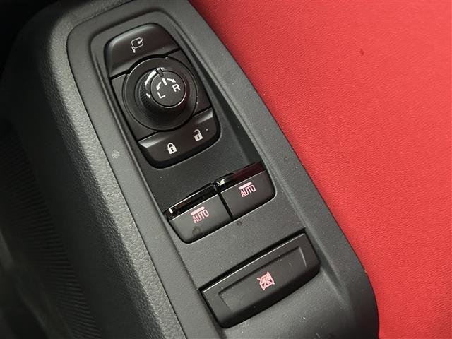 【電動格納ミラー】ドライバーの目線に合わせ、ミラーの上下左右調整が可能です。