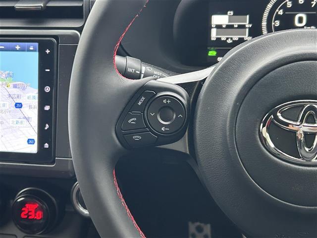 【ステアリングスイッチ】手元のスイッチで音楽などの音量調整やチャンネル・モードの変更が可能。より快適なドライブをお楽しみいただけます。