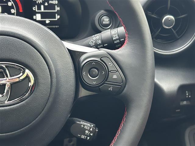 【ステアリングスイッチ】手元のスイッチで音楽などの音量調整やチャンネル・モードの変更が可能。より快適なドライブをお楽しみいただけます。