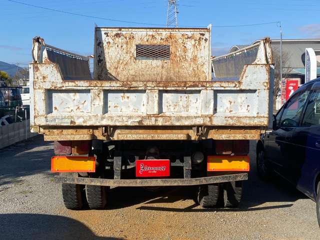 スライドドアは、通常のドアに比べて、車のボディに平行に開閉するので、開けてもスペースをとりません！狭いスペースでも乗り降り楽々です！