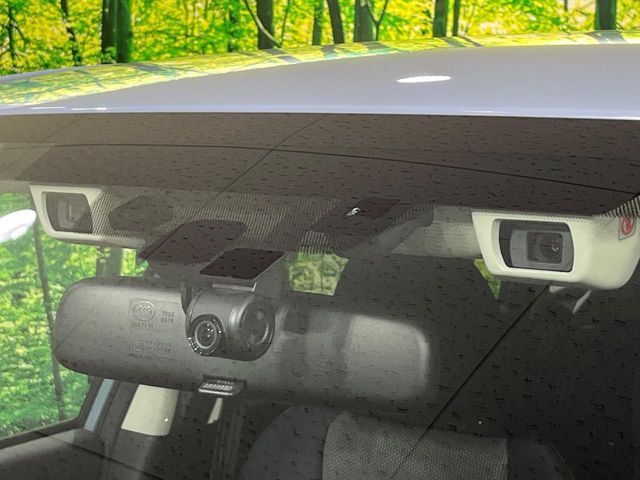 【アイサイトVer3】前方の車両等を検知し、衝突しそうな時は警報で注意を促し、ブレーキを踏む力をサポート。ブレーキを踏めなかった場合は衝突被害軽減ブレーキが作動、衝突回避をサポートします。