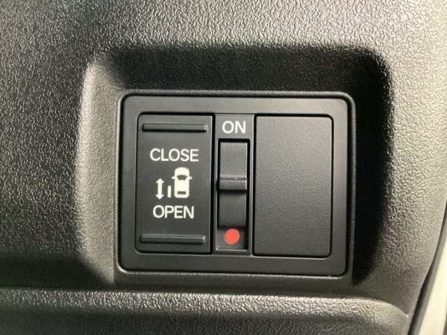 左側電動スライドドアは運転席からでも操作ができるように、ハンドル付近に開閉の操作スイッチが付いています。