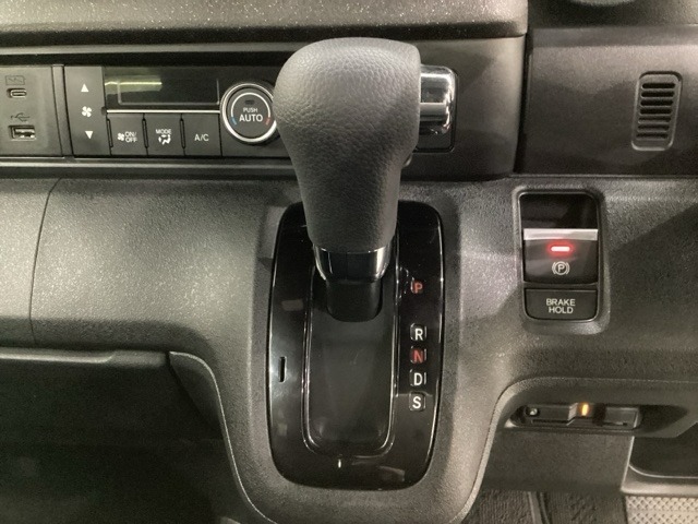 CVT車のセレクトレバーです。低速から高速まで、変速ショックのないスムーズな走りを実現するとともに、エンジン効率のよい領域を維持することで燃費にも貢献します。