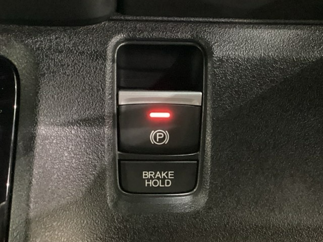 セレクトレバーの右に電子制御パーキングブレーキがあります。スイッチひとつで、停車した地点の傾斜などをシステムが検知・判断してブレーキ力を自動的に最適制御し、しっかり停車できるパーキングシステムです。