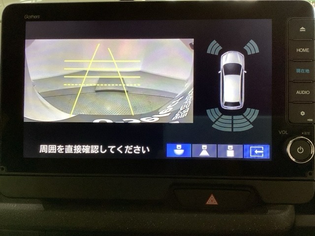 バックでの車庫入れも安心です！　リアカメラが付いているバックモニター付のナビを装備しております。バンパーについているソナーや、操作線もついており距離感も画面から確認できます。