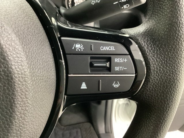 ハンドルにHondaセンシング系のクルーズコントロールやレーンキープアシストなどの操作スイッチが装備されています。ハンドルから手を離さず安全に操作できます。
