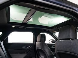 明るく開放的な光を生み出し広々とした空間を演出するパノラミックルーフ！ダークティンテッド強化ガラスは快適な車内温度を維持し日差しの影響を抑えるとともにプライバシーを保つ。電動サンブラインドも装備！