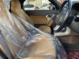 【運転席】座り心地が良いシートなので長時間の運転でも快適にお過ごしいただけます。新品のフロアマットのご注文も可能です。掲載箇所以外にご希望の写真がございましたらお気軽にお問い合わせ下さい。