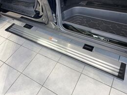 【電動サイドステップ】車高の高いお車でも、これがあれば小さいお子様の乗り降りも楽々♪スライドドアと連動して作動する為、煩わしい操作は不要です！