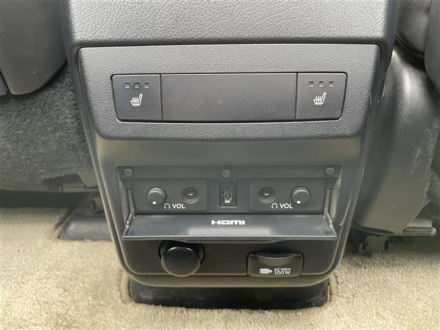【後席シートヒーター】シートを温めてくれる暖房機器です！長時間座っていると負担が掛かりやすい背中や腰、または冬場などの寒い日に冷えやすい脚部に快適なぬくもりを伝えます。