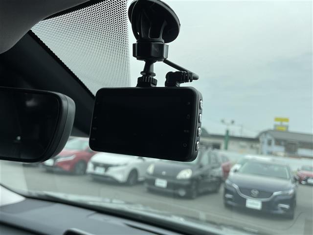 【ドライブレコーダー】運転中の記録を残します。事故などを起こした起こされた時の証拠を残します。映像を保存するにはSDカードが必要となります。