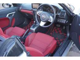 視界広々で非常に運転しやすくロングドライブでも疲れを感じさせないすっきりとまとまったインパネ周りです。