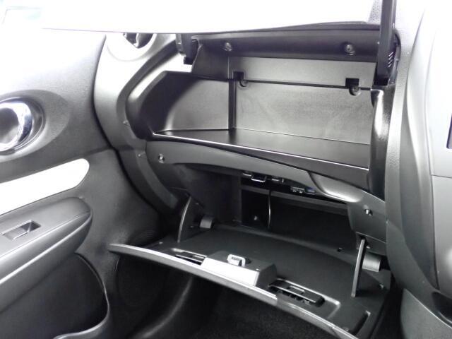 収納たっぷりグローブボックス。
