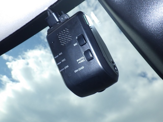 ★ドライブレコーダー★ もしもの時の状況を映像と音声でシッカリ記録♪快適ドライブをしっかりサポートするドライブレコーダーです☆