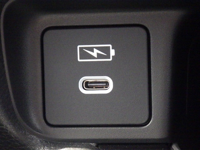 ★USB充電ソケット付ですので、スマートフォン等の充電もアダプター無しで可能です★