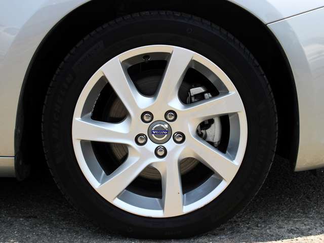 PIRELLI・NEXENタイヤ正規販売代理店の為、ご納車時にサンク価格でのタイヤ交換も承ります。ご不明な点やご質問事項などございましたらお気軽にご相談ください。