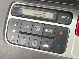 【オートエアコン】一度お好みの温度に設定すれば、車内の温度を検知し風量や温度を自動で調整。暑い…寒い…と何度もスイッチ操作をする必要はありません。快適な車内空間には必須の機能ですね♪