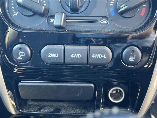 【4WD　MODE/スイッチ】必要に応じてそれぞれのモードに切り替えていきます！悪路や高速道路などパワーが必要なところは4WDで！！街乗りなどは2WDで！！用途によって切り替えられて便利です♪