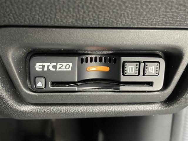 【ETC】有料道路を利用する際に料金所で停止することなく通過できる、ETC車載器（ノンストップ自動料金収受システム機器）が装備されています。セットアップを行うことで利用可能になります。