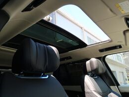 パノラミックガラスルーフ。後部座席までしっかり開閉します。この装備があるだけで室内の解放感が上がり素敵なドライブを存分にお楽しみいただけます。