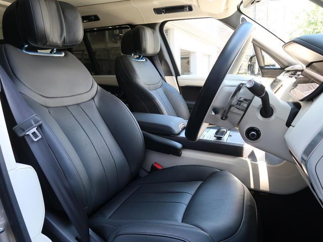 質感の高いレザーシートでございます。使用感が出やすい運転席ですが、綺麗な状態を保っております。前席の状態は内装の状態を見る大きなポイントになると思いますので、是非一度、実際にご覧くださいませ。