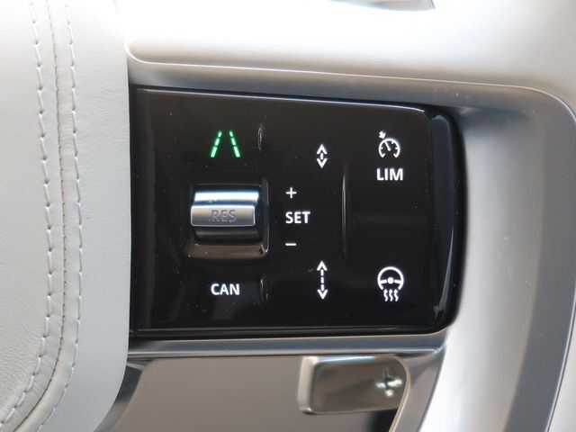 アダプティブクルーズコントロールは、前方の車両の速度に合わせて安全な車間を保ち、先進のクルージングをサポート。安心ができ、より快適なドライブをサポートいたします。