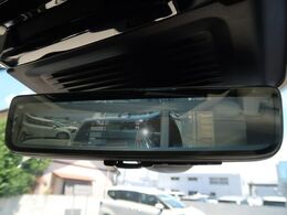 【クリアサイトインテリアリアビューミラー】は車体に装備したカメラによって、後方の映像がミラーに映し出されます。ミラーユニット下部のスイッチで簡単にモード切替も可能です。